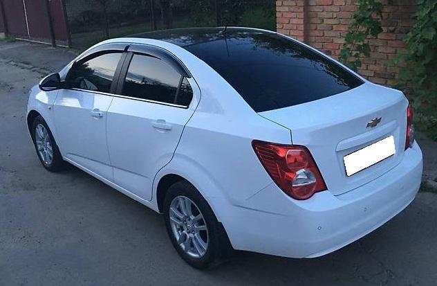 белый Шевроле Авео сзади