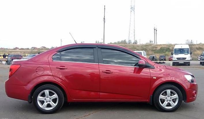 красный седан Шевроле сбоку