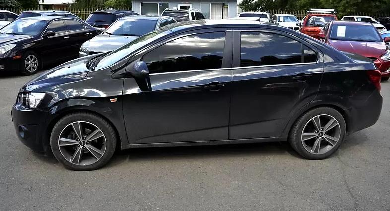 черный седан Шевроле сбоку