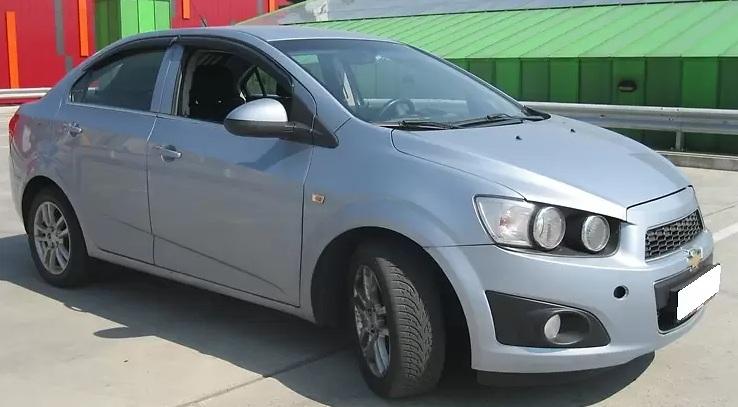 серый Авео на улице