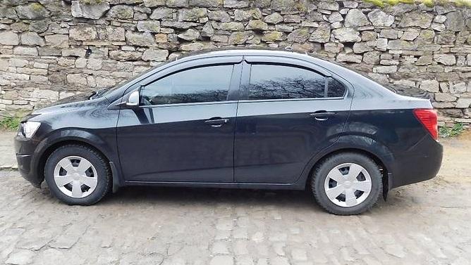 черный Авео сбоку