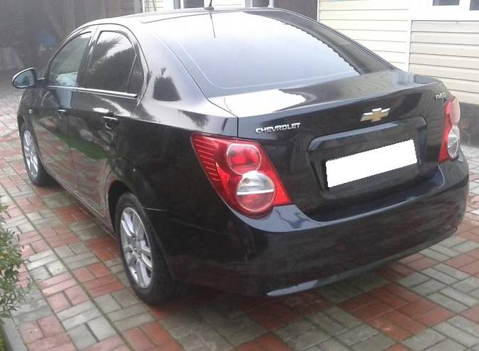 черный Авео сзади