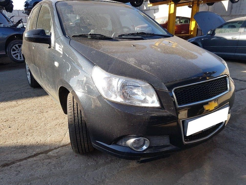 черный Авео на улице