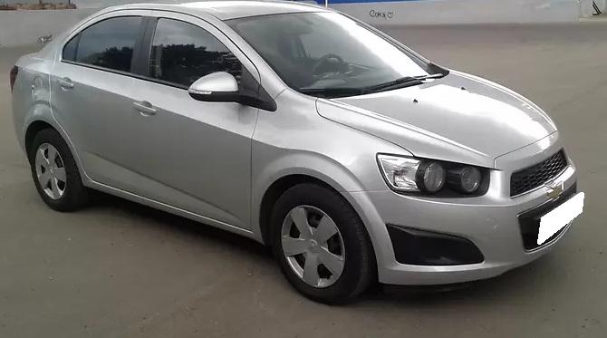 серый седан Шевроле на улице