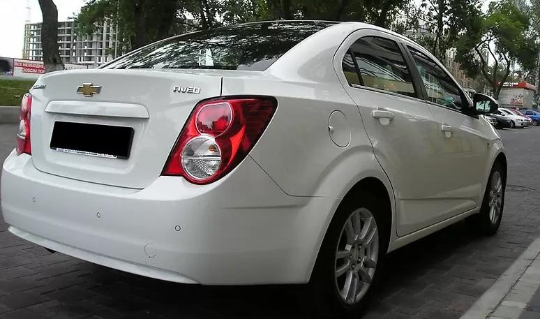 белый Шевроле Авео сзади