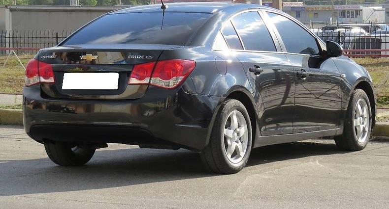 черный Шевроле Круз сзади