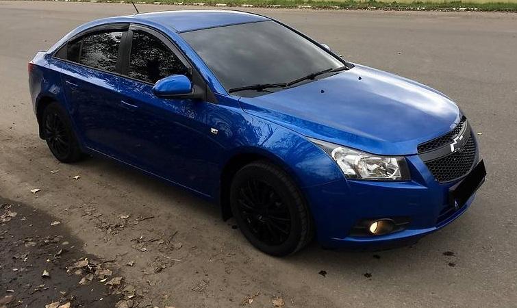 синий седан Шевроле Круз