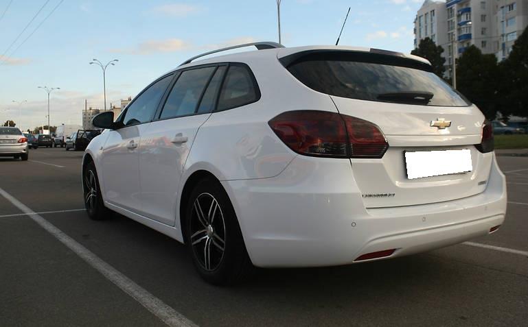 белый Шевроле Круз универсал