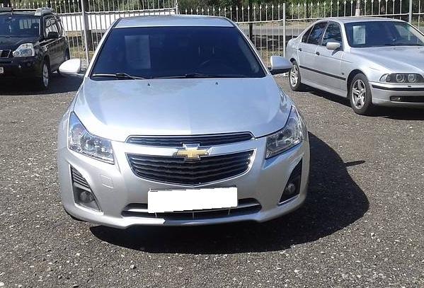 серый Круз спереди