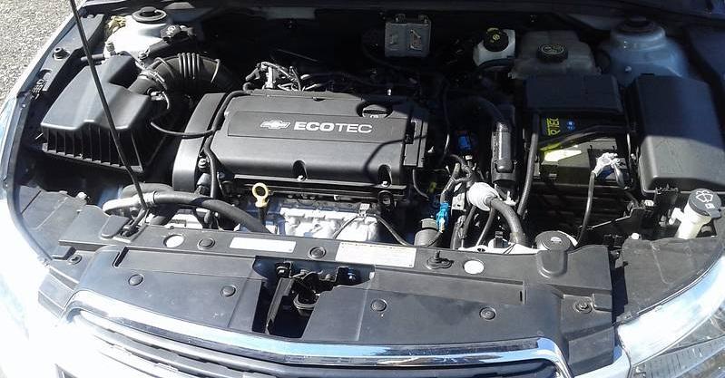 открытый капот на Крузе