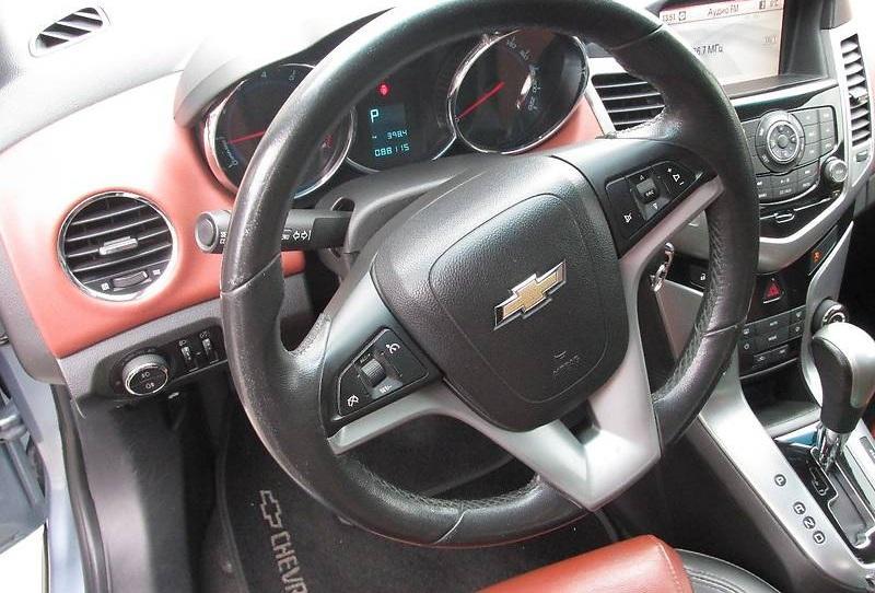 руль в салоне Круза