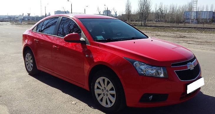 красный Шевроле Круз