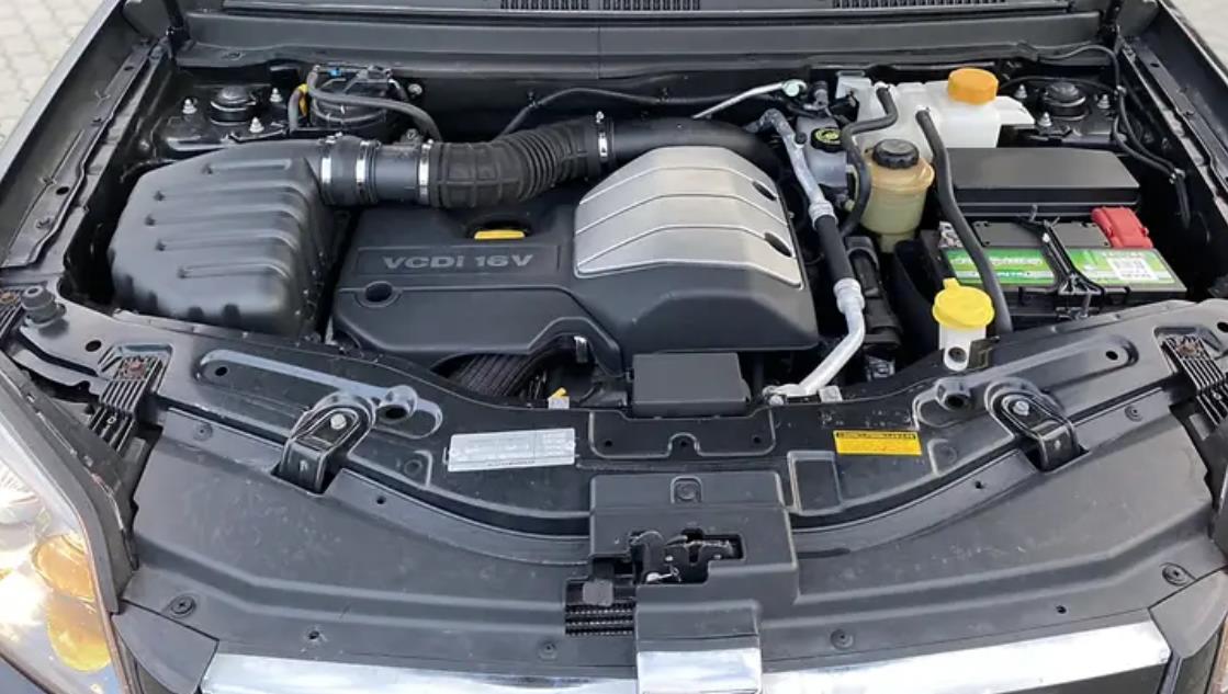 открытый капот шевроле