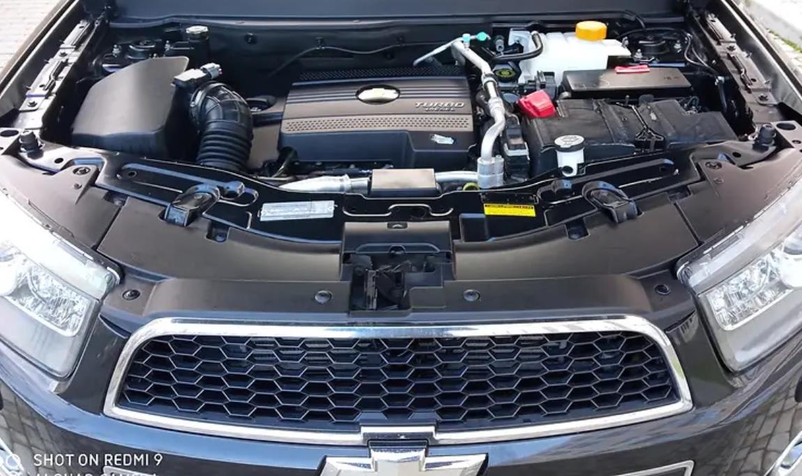 открытый капот Каптива