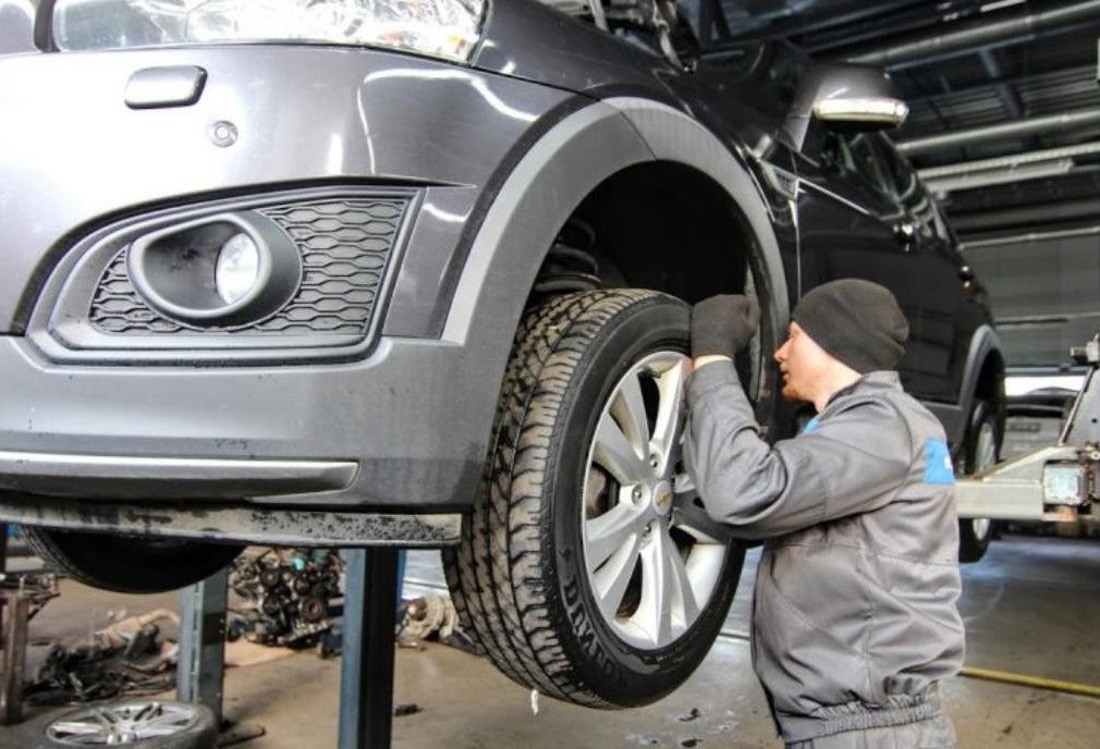 Шевроле Каптива на подъемнике