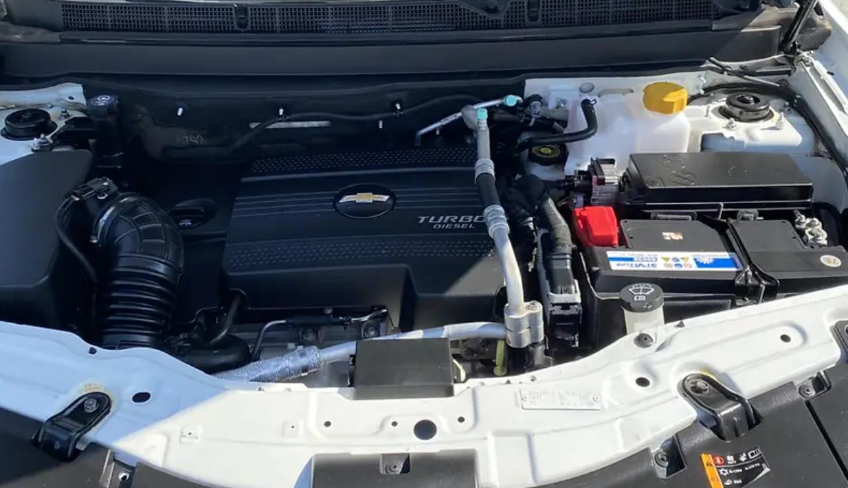 Шевроле Каптива с открытым капотом