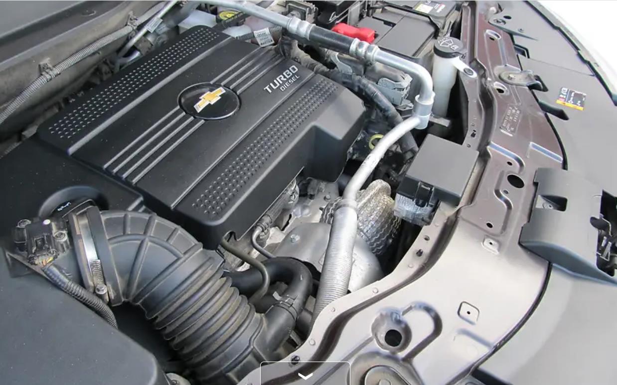 Шевроле Каптива с открытым капотом