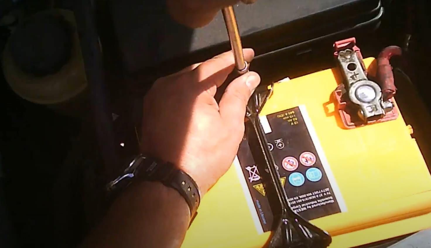 замена аккумулятора Шевроле