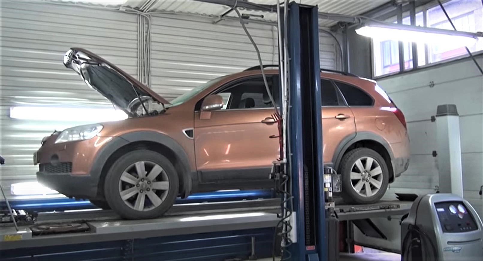 Шевроле Каптива на подъемнике