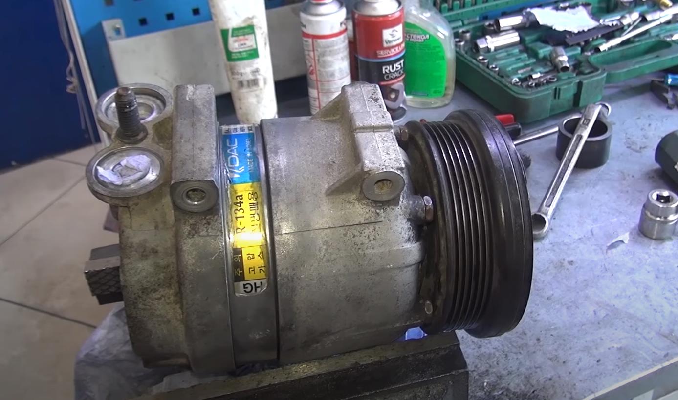 снятый компрессор кондиционера Шевроле Каптива