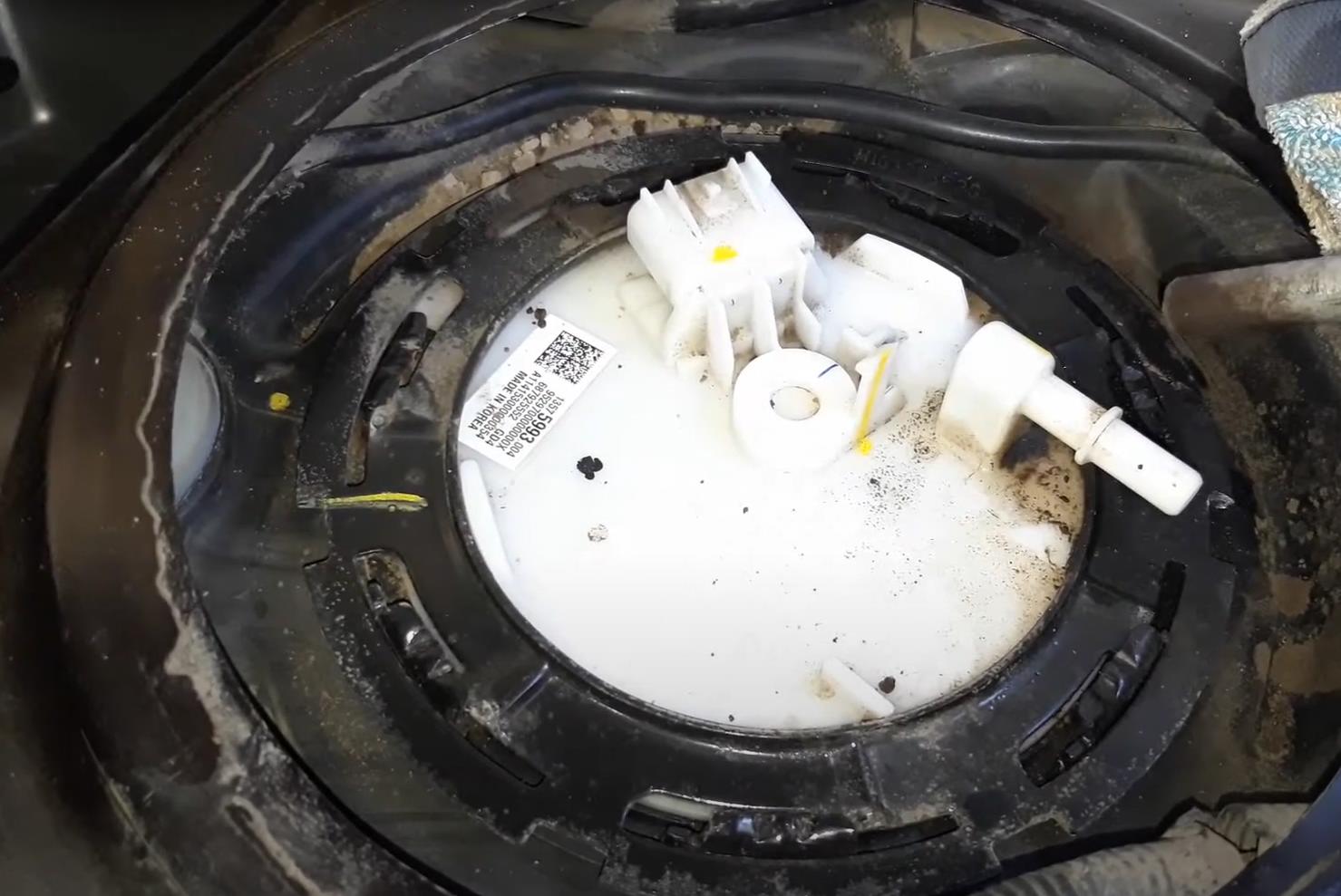 Демонтируем бензонасос каптива