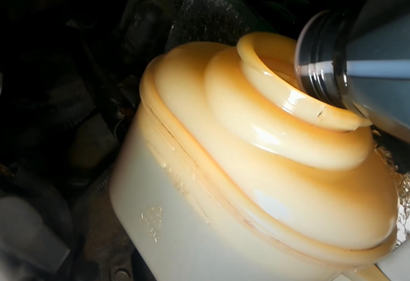 залив жидкости ГУР Каптива