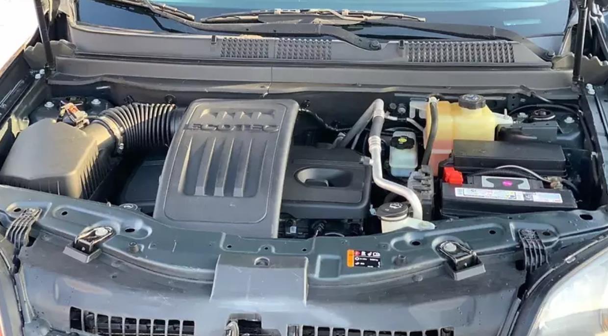 Шевроле Каптива с открытым капотом