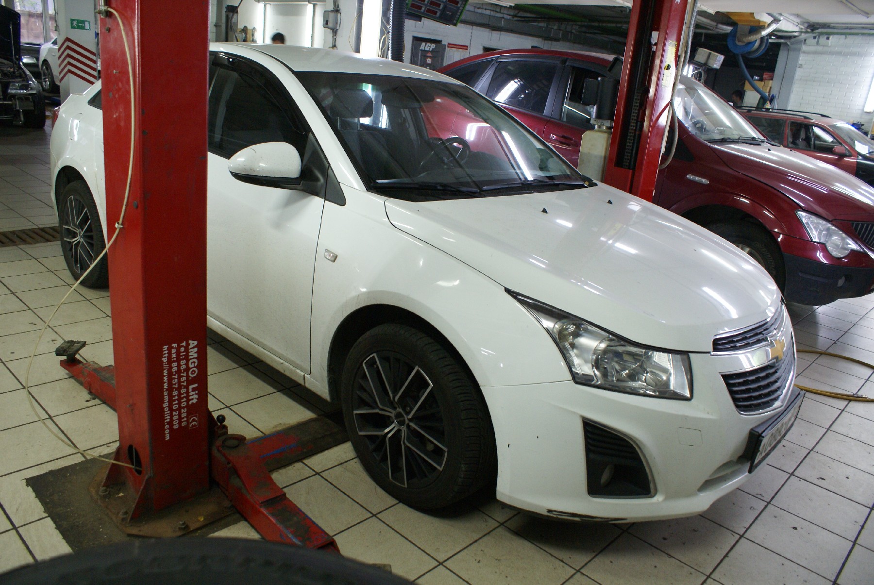 Шевроле Круз в автосервисе на подъемнике