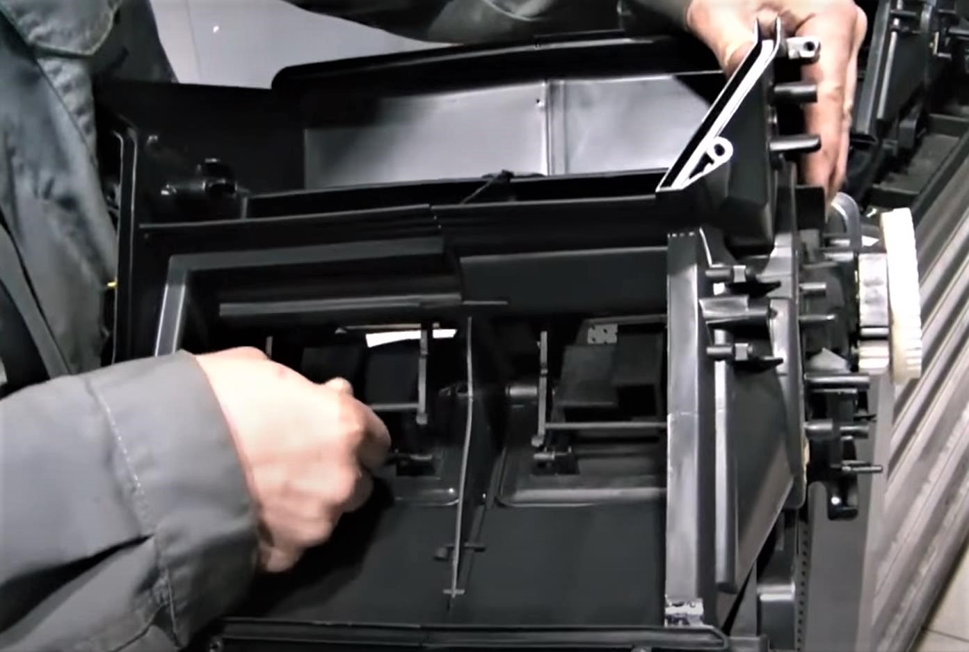 Ремонт тросов управления заслонками отопителя