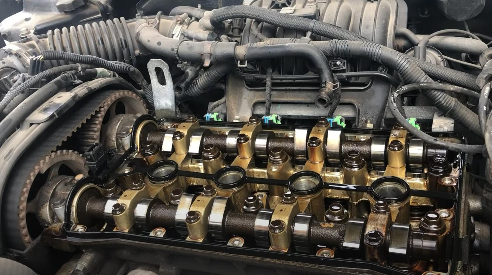 Двигатель со снятой  клапанной крышкой Шевроле Круз