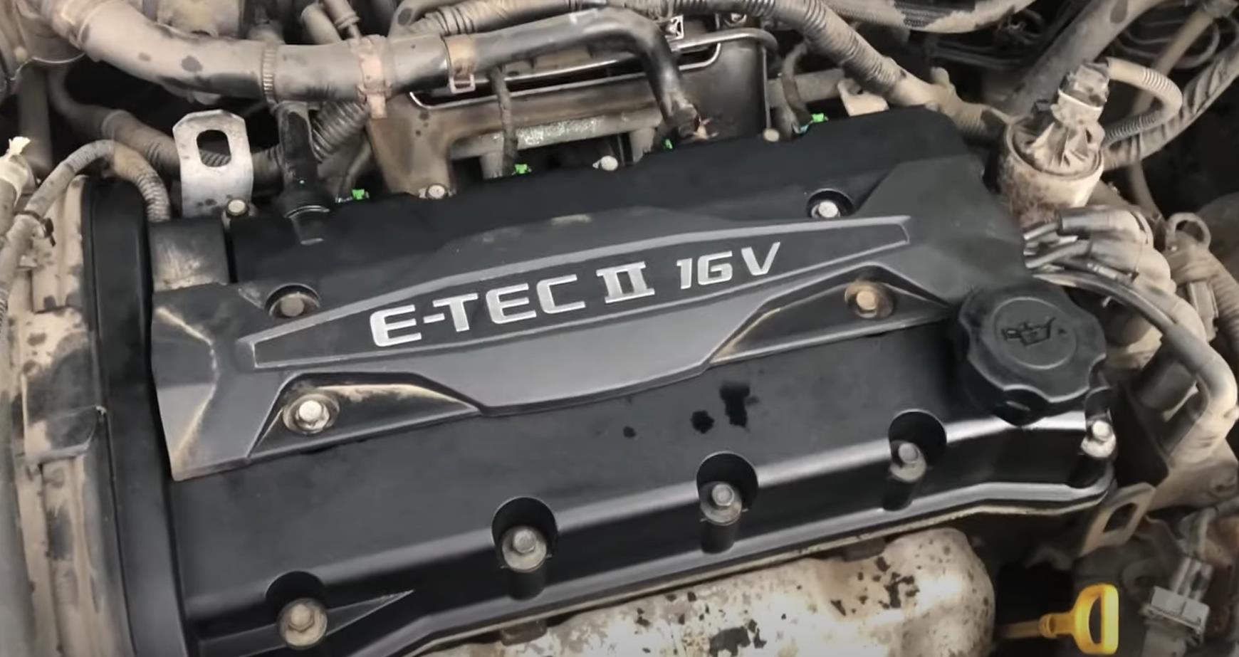 новая клапанная крышка на двигателе Шевроле Круз