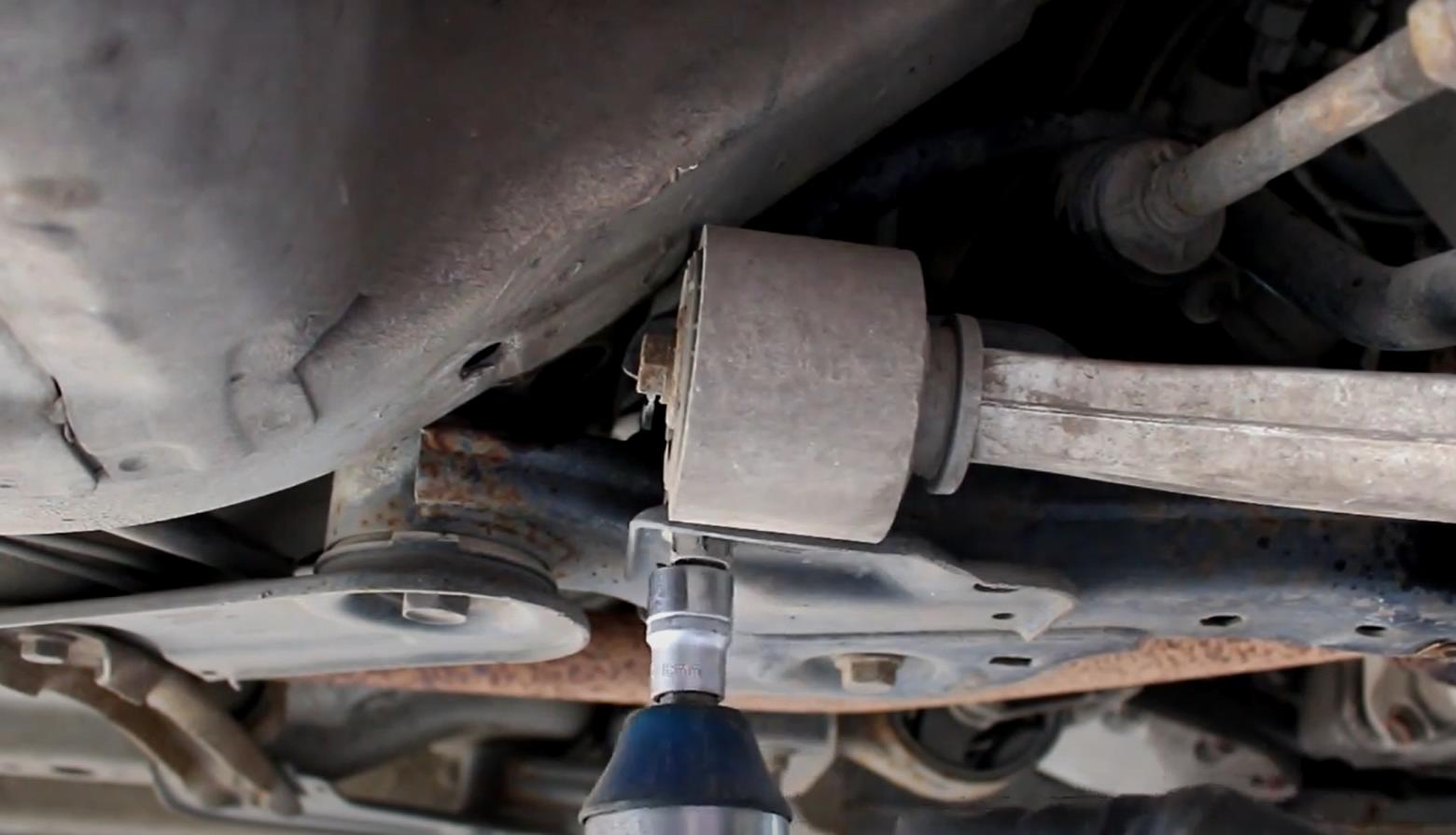 демонтаж рычага на крузе