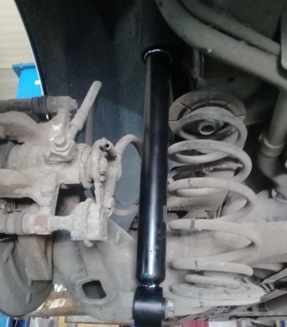 новый амортизатор задней подвески Шевроле Круз