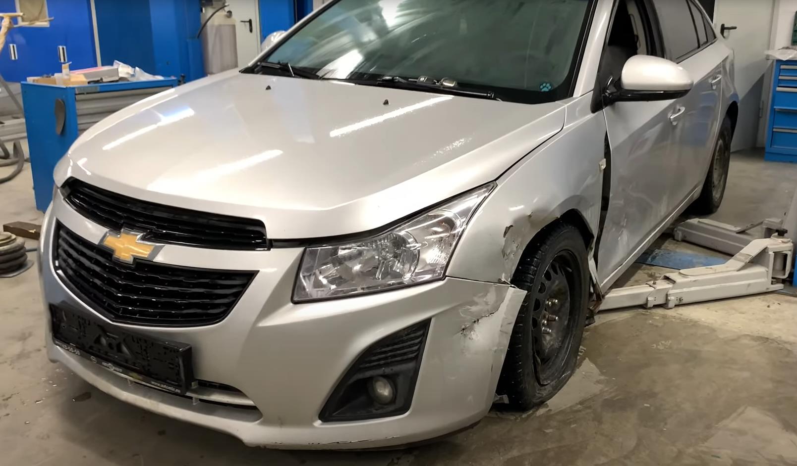 битая Шевроле Круз в автосервисе