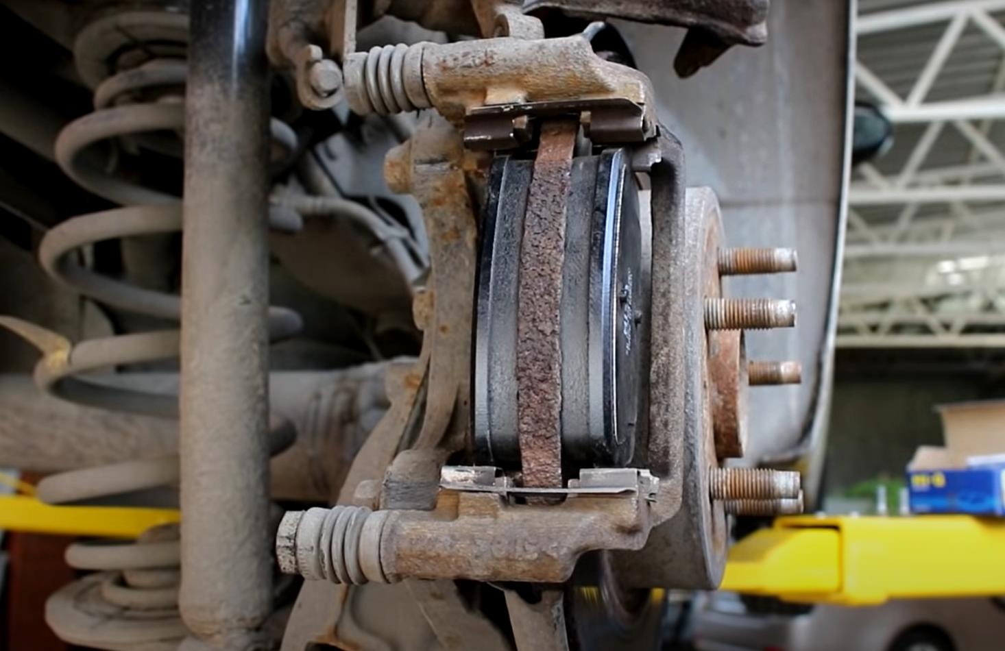 Замена задних дисковых колодок Шевроле Круз