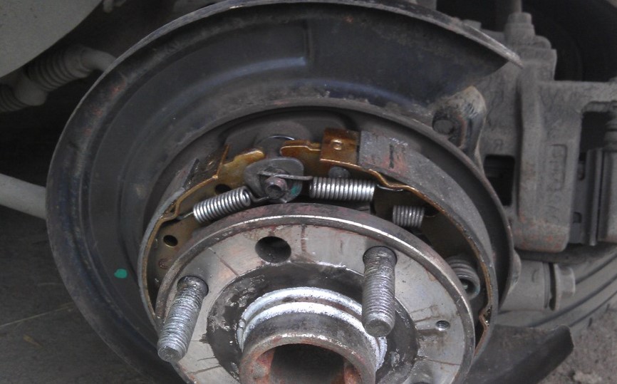 Замена задних барабанных колодок Шевроле Круз