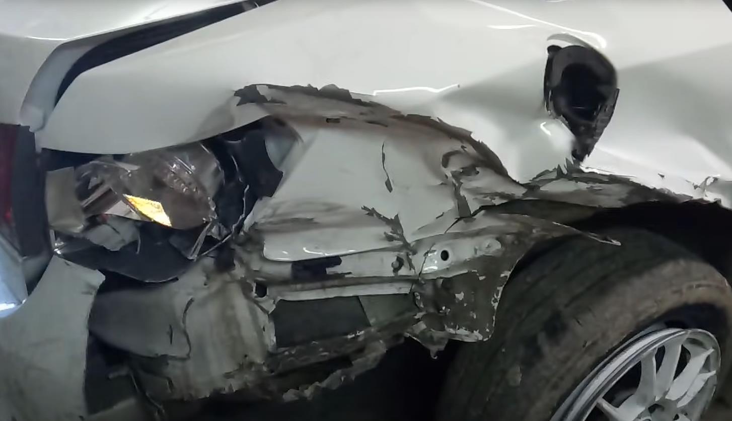 Шевроле Круз с поврежденным задним крылом