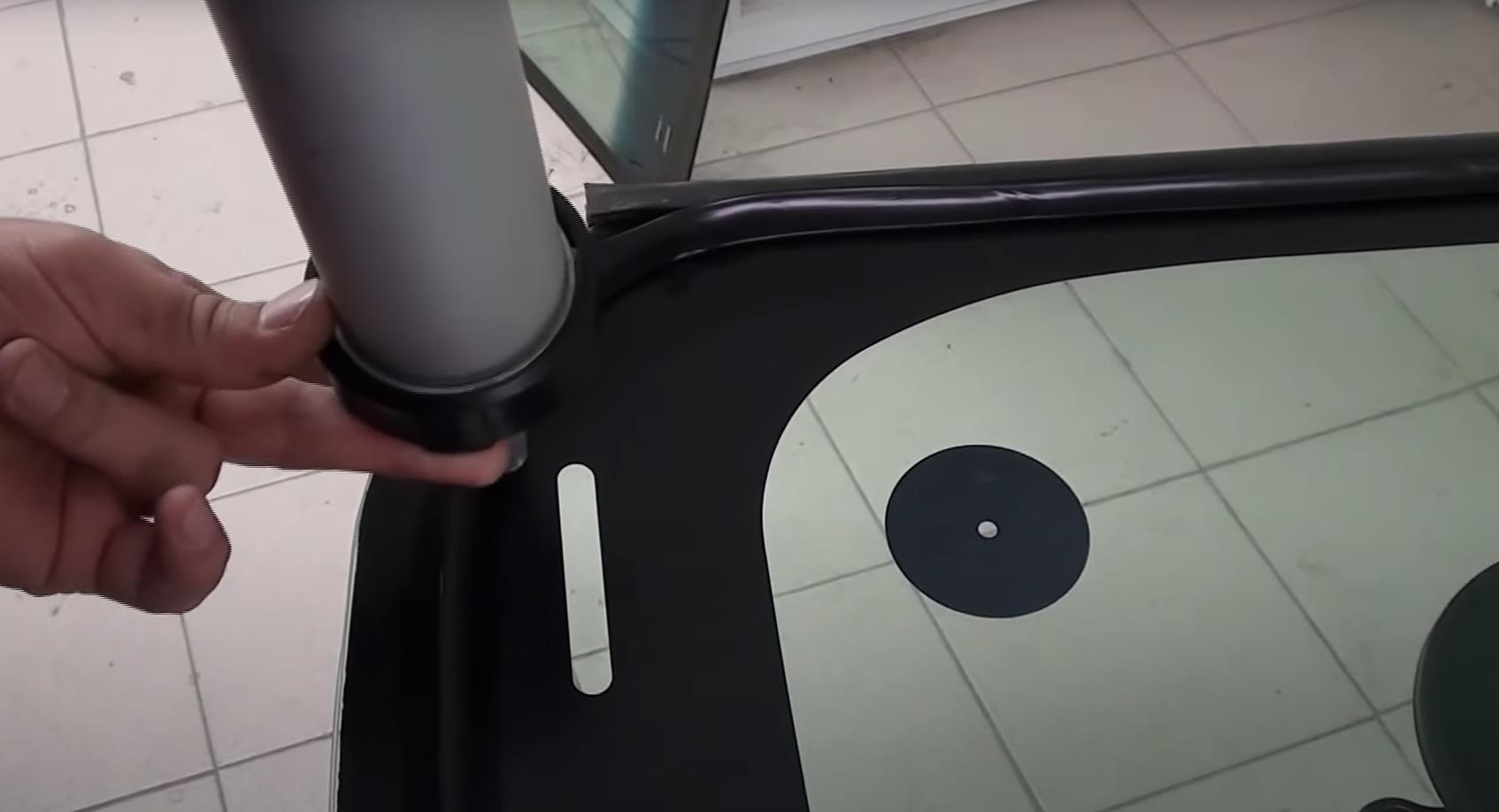 Нанесение клея на новое лобовое стекло Шевроле Круз