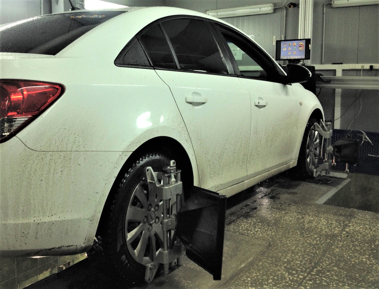 Шевроле Круз на 3D стенде сход развала