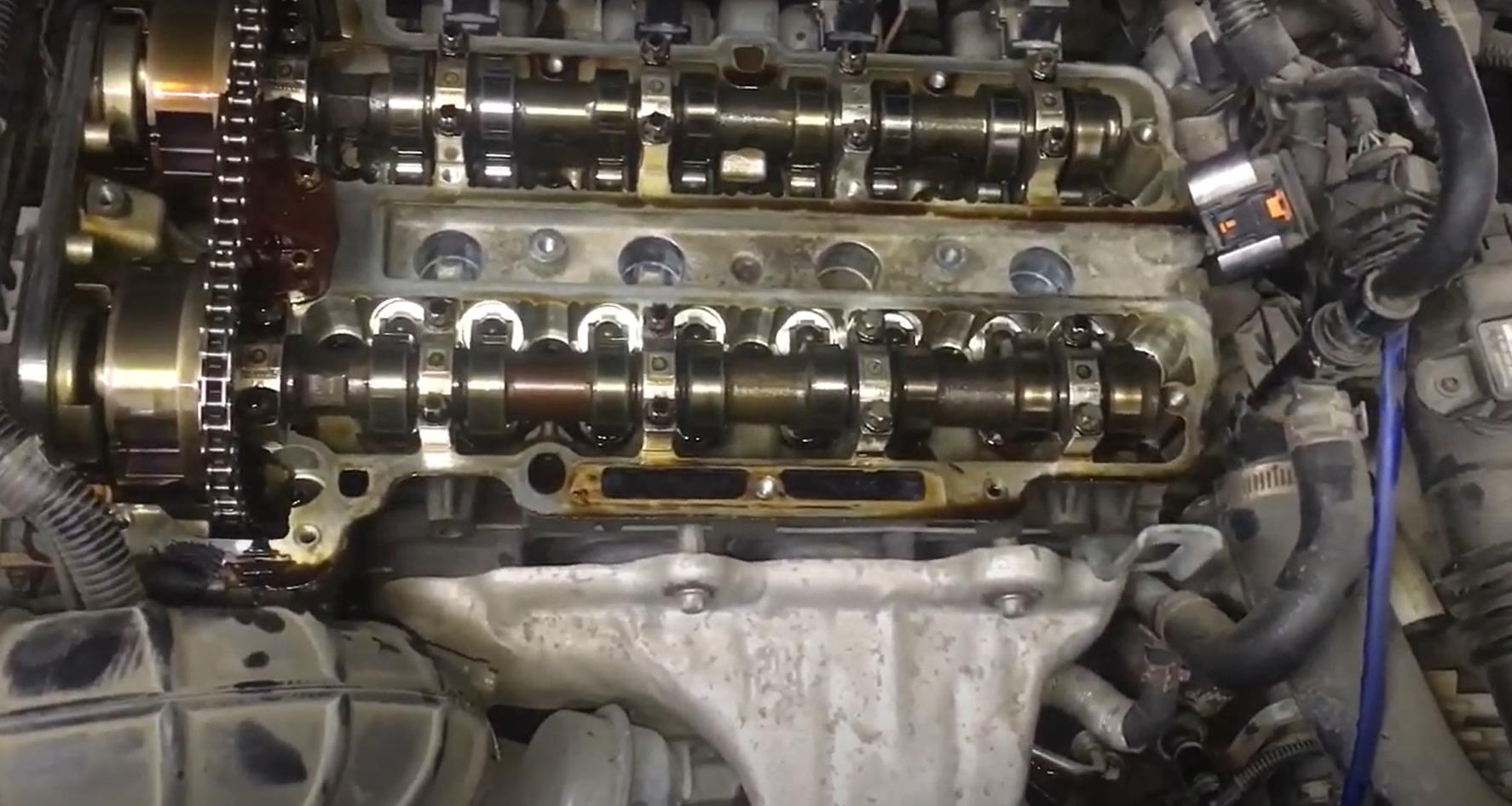 Двигатель Шевроле со снятой клапанной крышкой