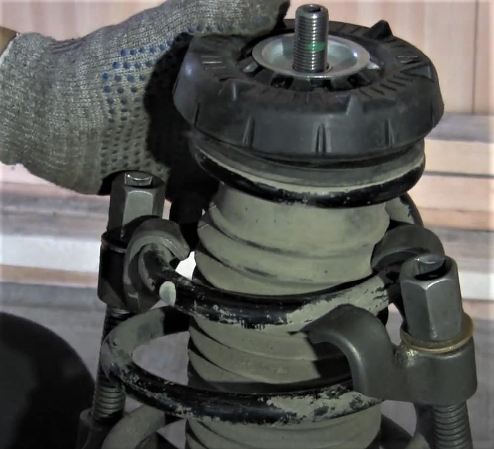 монтаж стойки амортизатора Шевроле