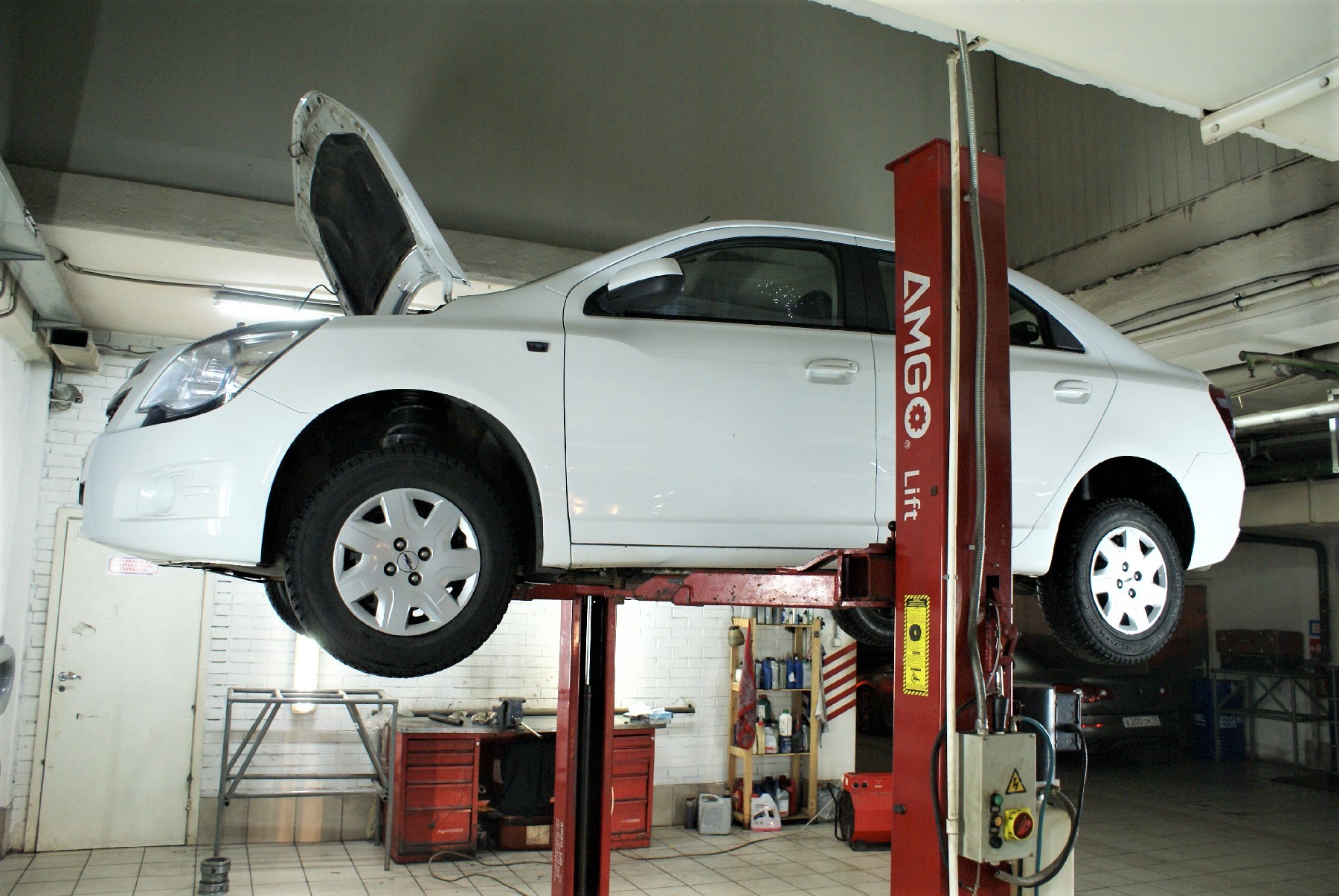 Шевроле Круз в автосервисе на подъемнике