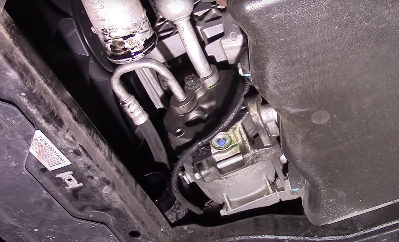 расположение компрессора кондиционера на Шевроле Круз