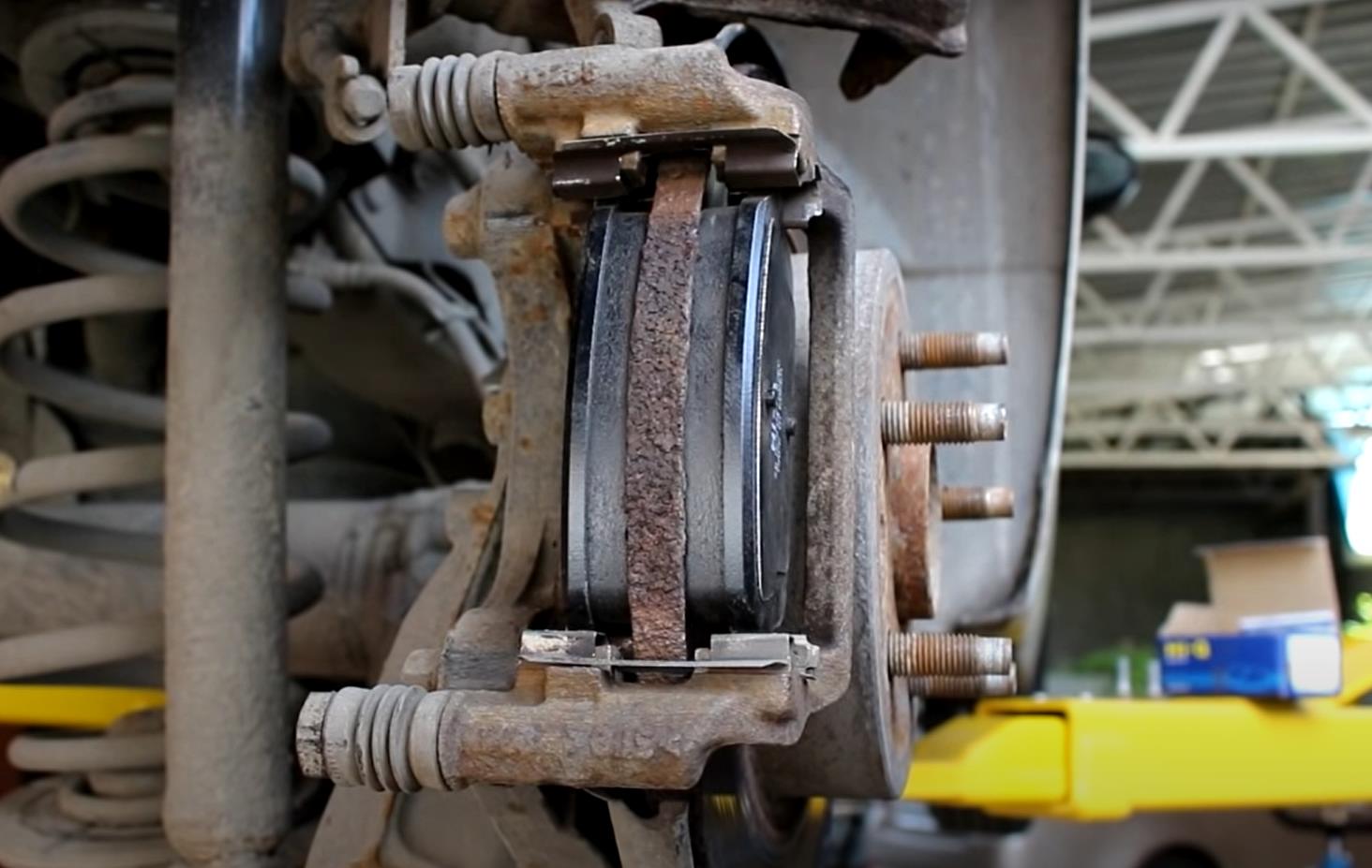 установка новых тормозных колодок на Шевроле