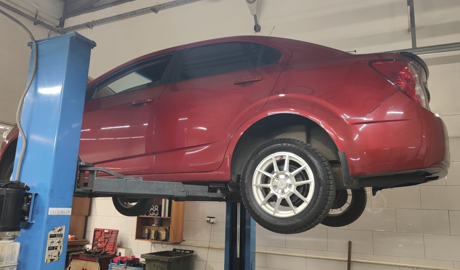 Шевроле Авео в процессе замены тормозных шлангов