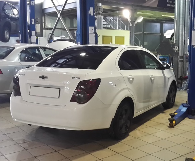 Шевроле Авео в процессе замены датчика коленвала