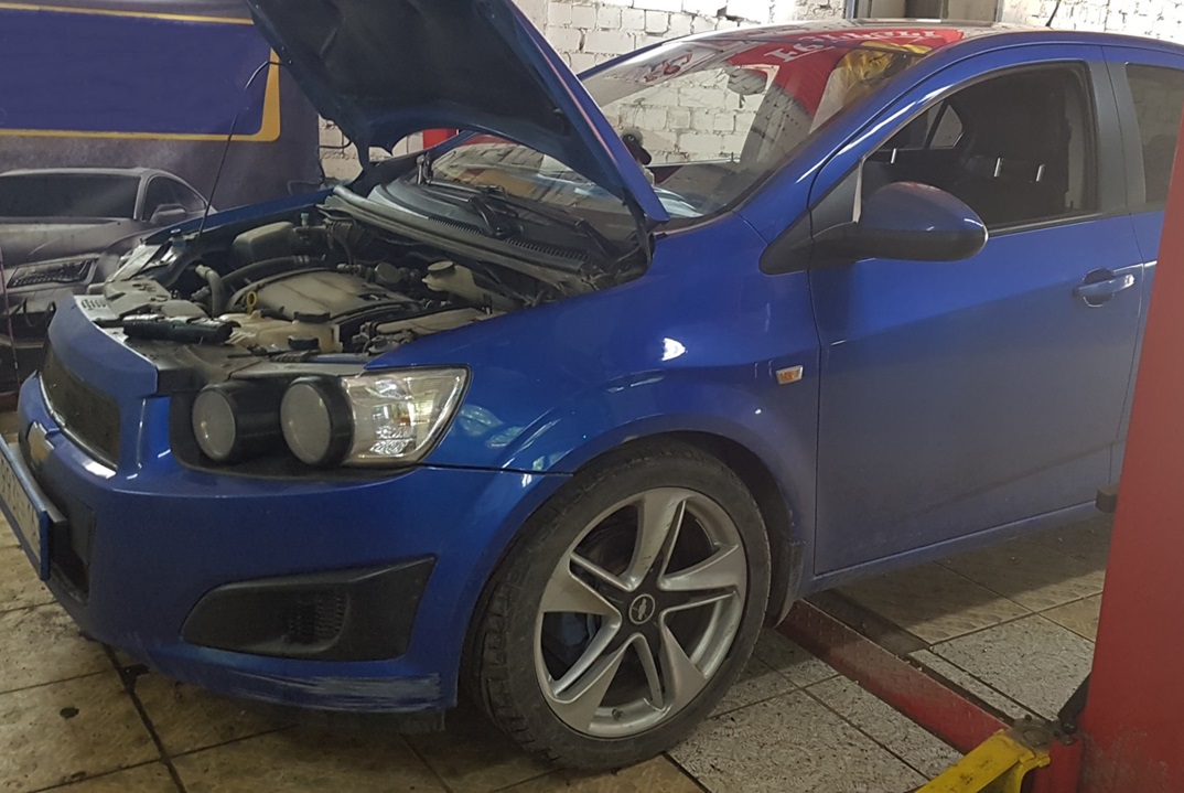 Шевроле Авео в процессе замены маслосъемных колпачков