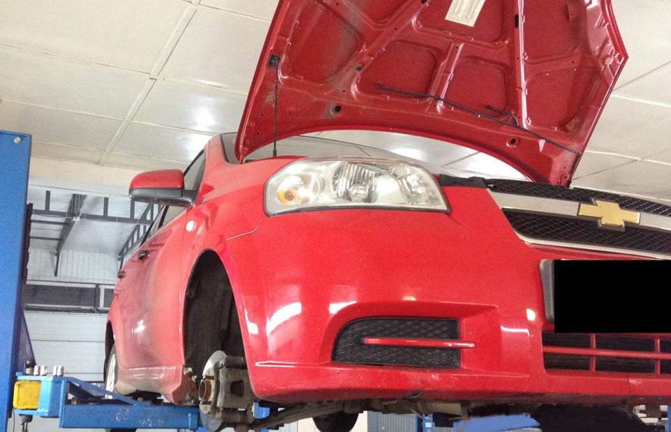 Шевроле Авео в процессе замены рычагов