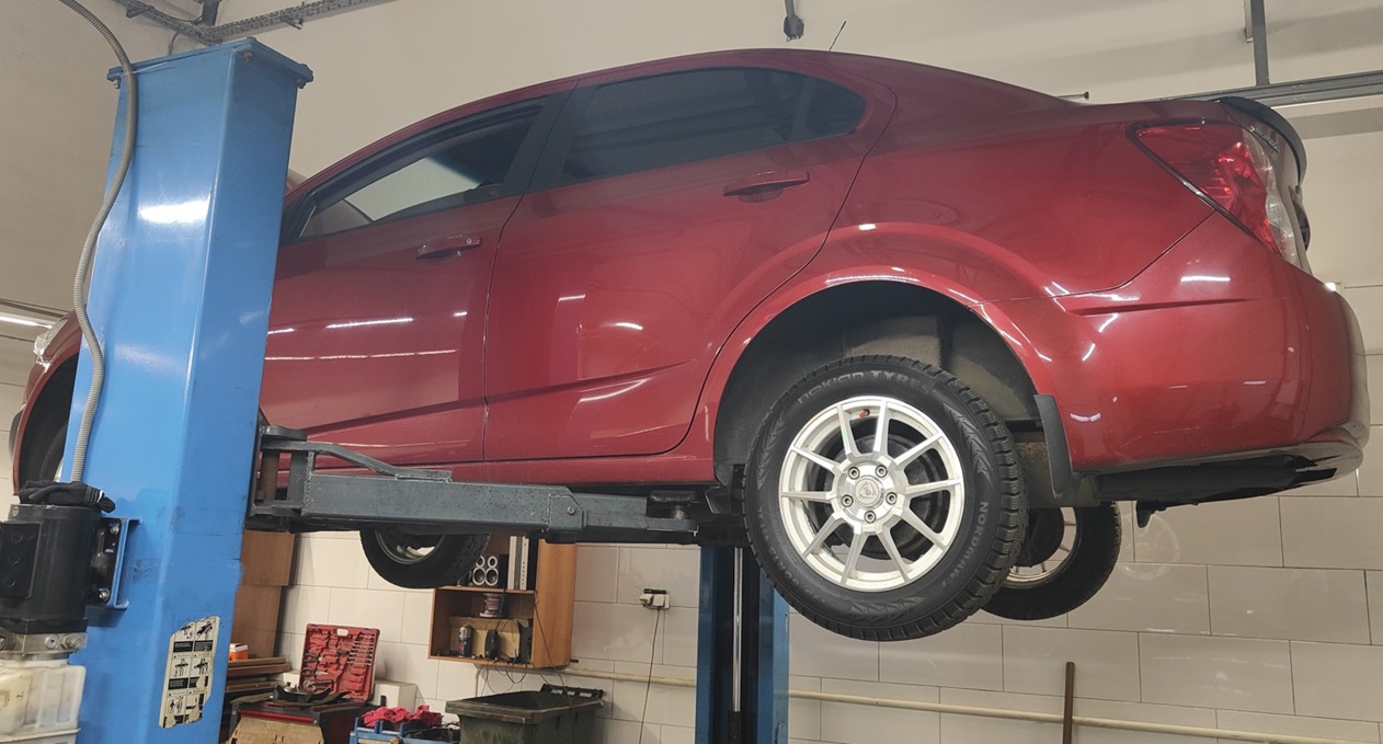 Шевроле Авео в процессе замены втулок стабилизатора