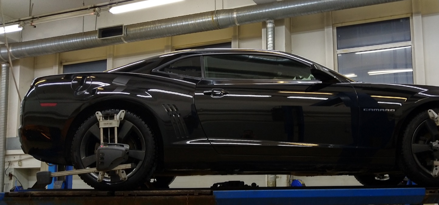 Шевроле Камаро на стенде после ремонта рейки